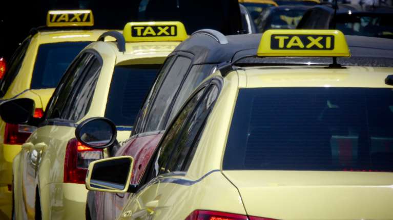 Απίστευτη καταγγελία: Οδηγός ταξί ζήτησε 35 ευρώ για μία διαδρομή 5 λεπτών