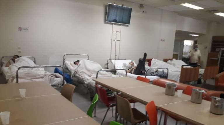 Καταγγελία ΟΕΝΓΕ για Θριάσιο: Απαράδεκτη η κατάσταση στην ψυχιατρική κλινική - Ράντζα ακόμα και στην τραπεζαρία [εικόνες]