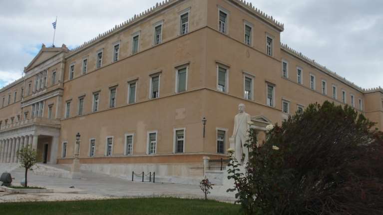 Ρωγμές στο κτίριο της Βουλής - Καθηγητής Αντισεισμικής Τεχνολογίας: Δεν έγινε μελέτη για το υπόγειο γκαράζ