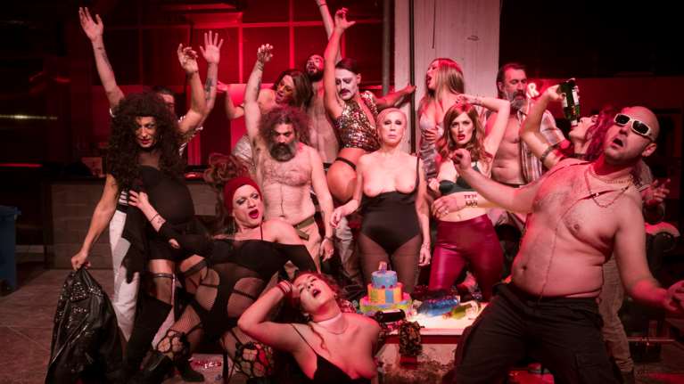 Τα &quot;Κόκκινα φανάρια&quot; του Βασίλη Μπισμπίκη ανάβουν τα queer φώτα τους στον Cartel Τεχνοχώρο