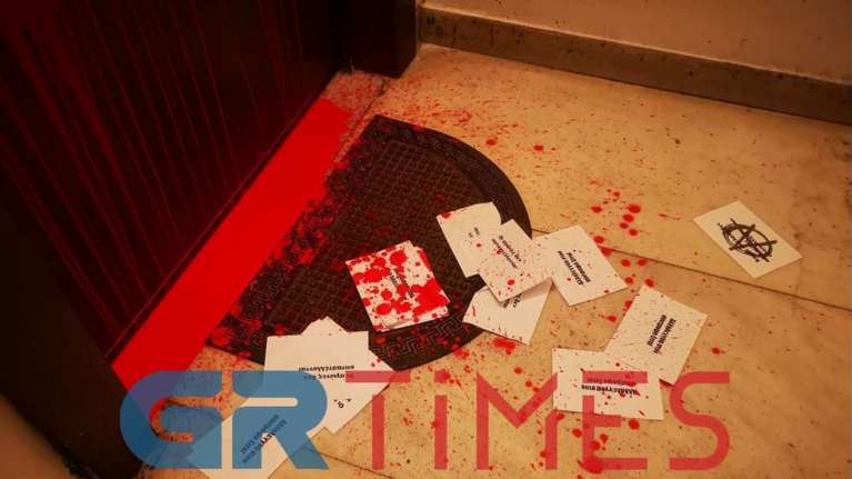 Θεσσαλονίκη: Επίθεση με μπογιές και τρικάκια στο γραφείο του βουλευτή Στράτου Σιμόπουλου [εικόνες]