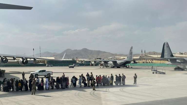 Αφγανιστάν: Πιθανή νέα τρομοκρατική επίθεση του ISIS εντός των επόμενων 24-36 ωρών, λέει ο Μπάιντεν