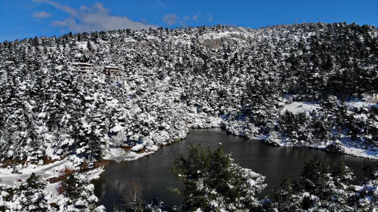 Σκηνικό από παραμύθι: Η χιονισμένη λίμνη Μπελέτσι στην Ιπποκράτειο Πολιτεία [εικόνες]