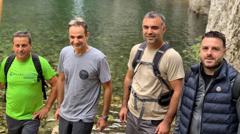 Οι εξορμήσεις του Μητσοτάκη στη Σαμοθράκη και οι βουτιές σε καταρράκτες [εικόνες]