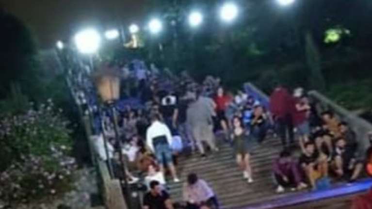 Κορονοϊός - Πάτρα: Χαμός ξανά στις πλατείες, παρά το lockdown- Υπαίθρια πάρτι με μπύρες [εικόνες]