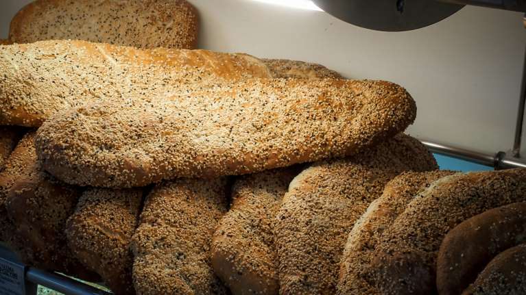 Καθαρά Δευτέρα: Πόσο κοστίζει φέτος η παραδοσιακή λαγάνα