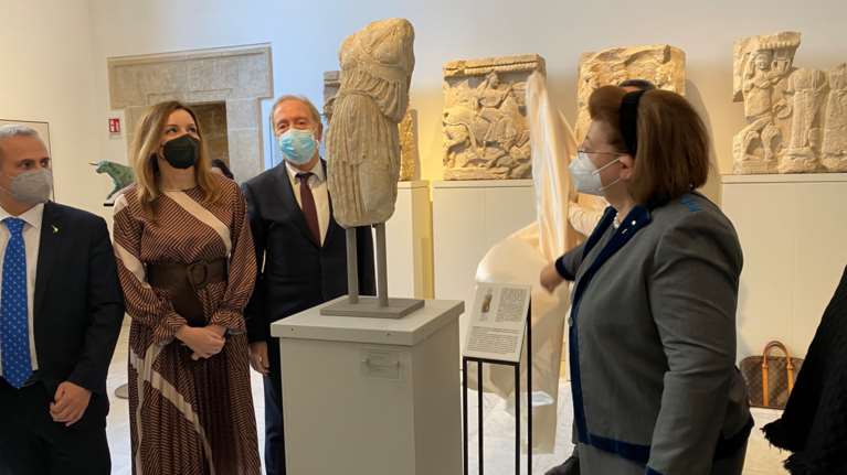 Παραδόθηκε στο Παλέρμο το άγαλμα της Αθηνάς - Mήνυμα Μενδώνη για τα Γλυπτά του Παρθενώνα [εικόνες]