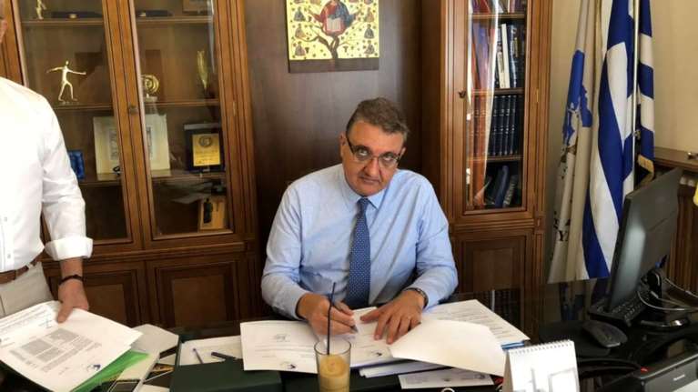 Εξαδάκτυλος:  Δεν αντέχεται ταυτόχρονο άνοιγμα σχολείων και λιανεμπορίου