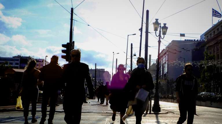Ο οδικός χάρτης για την κατάργηση των μέτρων - Πότε θα μπαίνουμε χωρίς πιστοποιητικό σε εστίαση και λιανεμπόριο