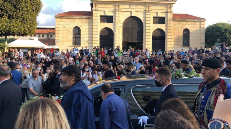 Μίκης Θεοδωράκης: Με τραγούδια υπό τους ήχους της Φιλαρμονικής τον αποχαιρέτησε το δακρυσμένο πλήθος στα Χανιά [βίντεο]