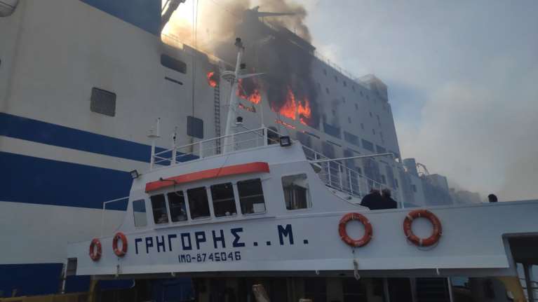 Euroferry Olympia: Μειώνονται οι ελπίδες για τους δέκα αγνοούμενους - Προσπάθεια να ανοίξουν οι πόρτες του γκαράζ [εικόνες]