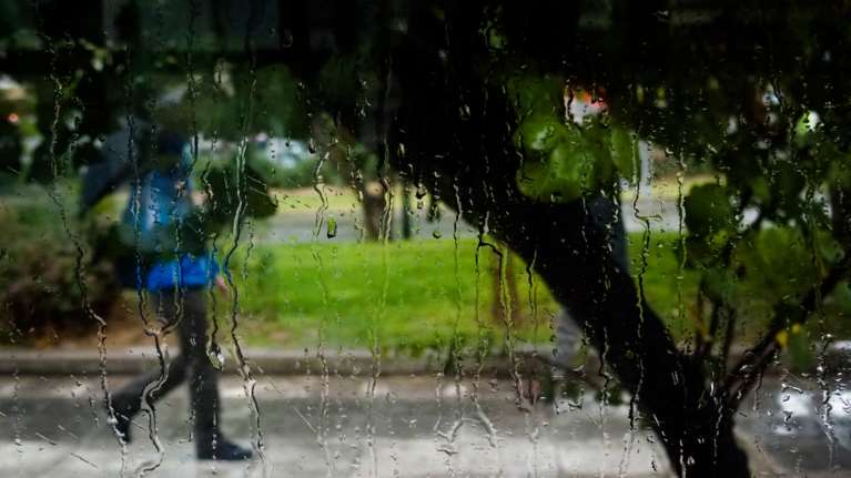 Αστατος και σήμερα ο καιρός με σκόνη και βροχές - Σε ποιες περιοχές θα χρειαστεί ομπρέλα