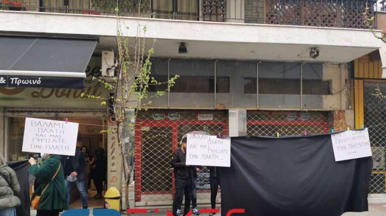 Οργισμένοι οι καταστηματάρχες στη Θεσσαλονίκη - Ανοιξαν τα μαγαζιά και κρέμασαν μαύρα πανιά [εικόνες - βίντεο]
