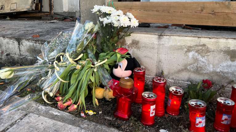 Θεσσαλονίκη: Λευκά λουλούδια έξω από το σπίτι που κάηκε η μητέρα με τα 2 της παιδιά- &quot;Μαρία, Γιάννη και Λυδία, Καλό Παράδεισο&quot;