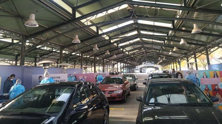 Κορονοϊός - Απίστευτες εικόνες στη Λάρισα: Ουρές... αυτοκινήτων για μαζικά rapid tests