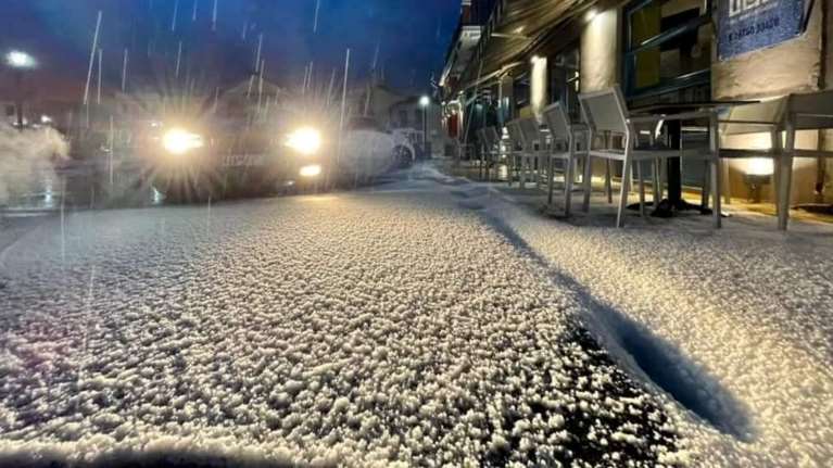 Απίστευτο σκηνικό στην Ιθάκη: Οι δρόμοι έγιναν... κάτασπροι από το χαλάζι [εικόνες - βίντεο]