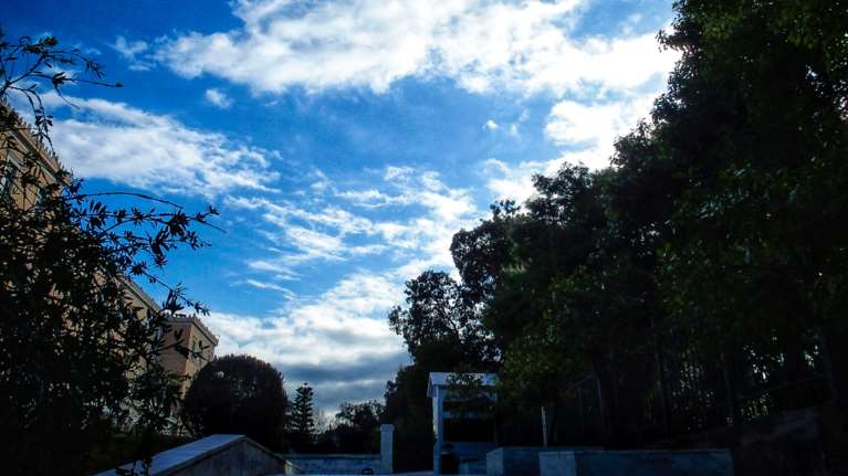 Αίθριος καιρός σήμερα με άνοδο της θερμοκρασίας - Πού θα εκδηλωθούν βροχές