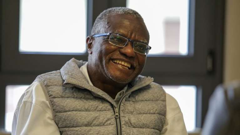 Αντίμτσι Ονιεναδούμ - Μια ζωή σενάριο... ταινίας: Από αιχμάλωτος πολέμου στη Νιγηρία, παθολόγος στην Πάτρα, τενόρος και μαραθωνοδρόμος