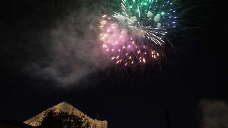 Ανάσταση: Χορός πυροτεχνημάτων πάνω από την Ακρόπολη και τον Λυκαβηττό [εικόνες]