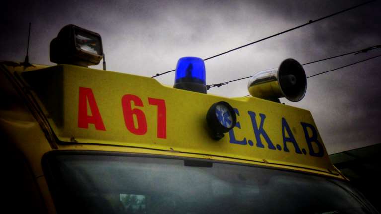 Σοβαρό τροχαίο με λεωφορείο στο Περιστέρι - Απεγκλωβίστηκε ο οδηγός