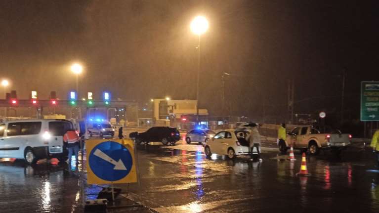 Κακοκαιρία &quot;Μήδεια&quot;: Ποιοι δρόμοι είναι κλειστοί σε όλη τη χώρα - Πού χρειάζονται αλυσίδες