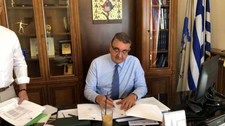 Εξαδάκτυλος: Μόνο για τη Γ΄ Λυκείου να ανοίξουν τα σχολεία - Πώς θα μπορούν οι πολίτες να μετακινηθούν το Πάσχα