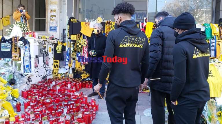 Δολοφονία Άλκη: Λουλούδια από διοίκηση και παίκτες της ΚΑΕ Άρης - Αποσύρεται η φανέλα με το &quot;19&quot;