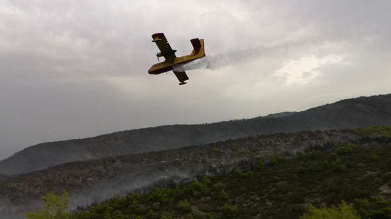 Μαίνεται η μεγάλη φωτιά στη Ζάκυνθο - Οι φλόγες έχουν φτάσει πάνω από το Ναυάγιο [βίντεο]