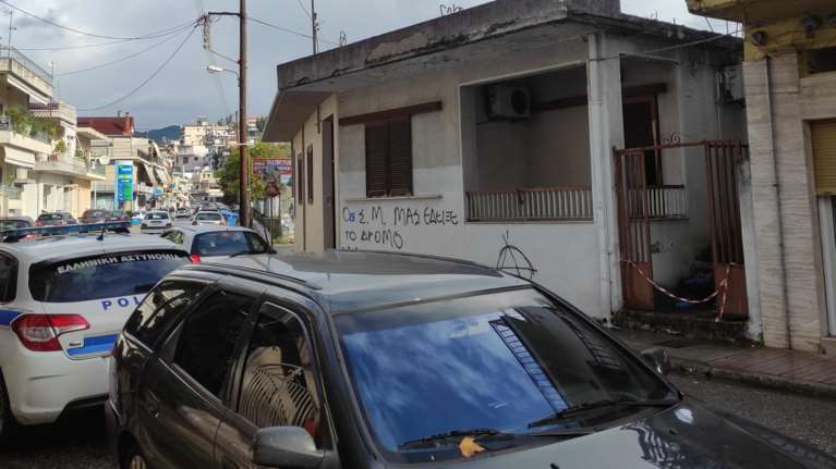 Μητροκτονία συγκλονίζει το Αγρίνιο: 33χρονος έσφαξε με μαχαίρι τη μητέρα του και τραυμάτισε τη γιαγιά του