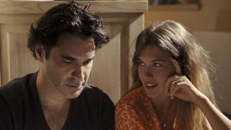 Η πανέμορφη Κλέλια Ανδριολάτου στο πλευρό του Παπακαλιάτη - Οι πόζες στους Παξούς