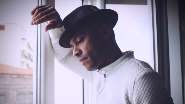 Aura: Το νέο album του Anduze, τραγουδιστή των Parov Stellar