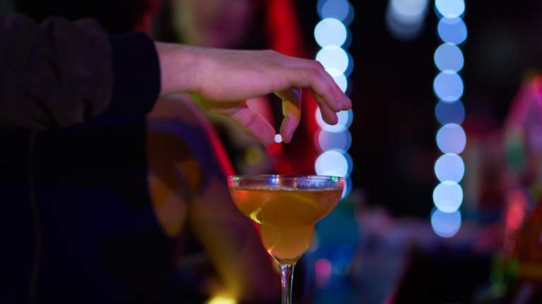 Χάπι βιασμού: Μπορεί να προκαλέσει μέχρι και θάνατο - Είναι άχρωμο και άγευστο, πώς ανιχνεύεται