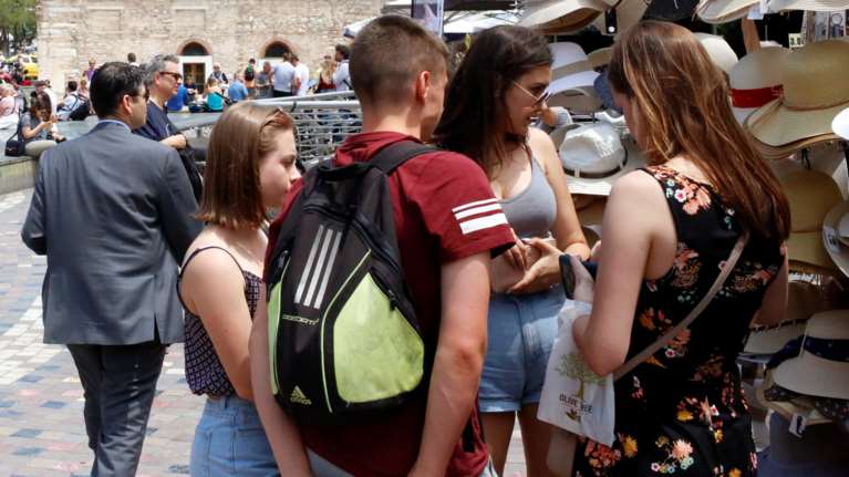 Freedom pass: Ανοίγει σήμερα η πλατφόρμα για την προπληρωμένη κάρτα των 150 ευρώ