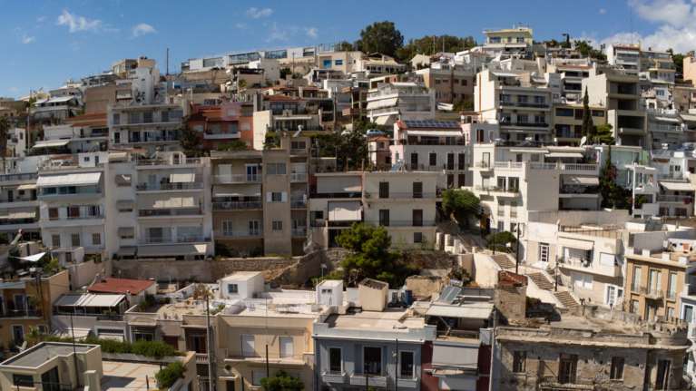 Μείωση ΕΝΦΙΑ: Θα πληρώσουν έως και 30% λιγότερο 8 στους 10 ιδιοκτήτες- Σε 10 δόσεις η πληρωμή- Παραδείγματα