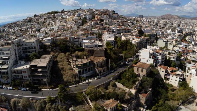 Γιατί συμφέρει σήμερα η επένδυση σε ένα ακίνητο αντί για καταθέσεις σε τράπεζα: Πόσο εισόδημα αφήνει [πίνακας]