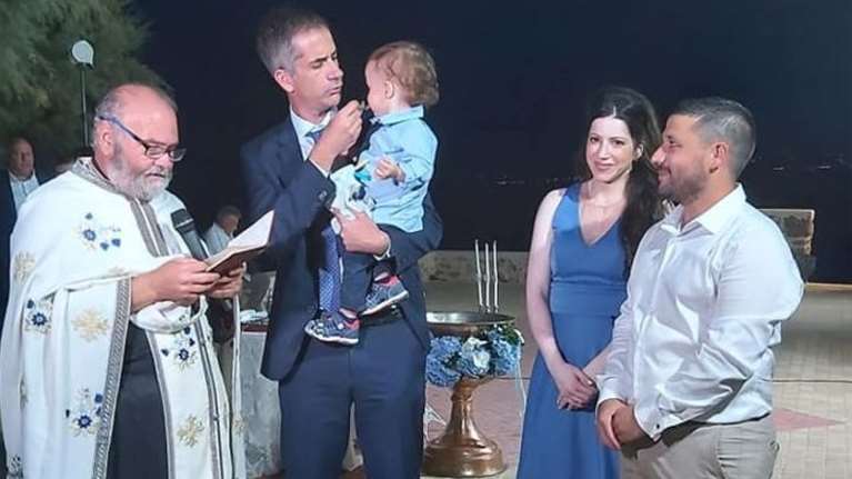 Νονός ο Κώστας Μπακογιάννης σε βάφτιση στα Χανιά [εικόνες]