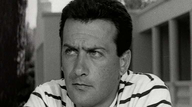 Ασπρόμαυρο κλικ: O Αλέκος Αλεξανδράκης σε ηλικία 27 ετών, στα πρώτα του θεατρικά βήματα - Δίπλα στην Κατίνα Παξινού