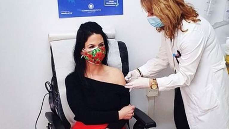 Εμβολιασμοί για κορονοϊό: Στο στόχαστρο και η σύζυγος του Κωστή Χατζηδάκη- Μόνο που είναι γιατρός στο Ασκληπιείο Βούλας...