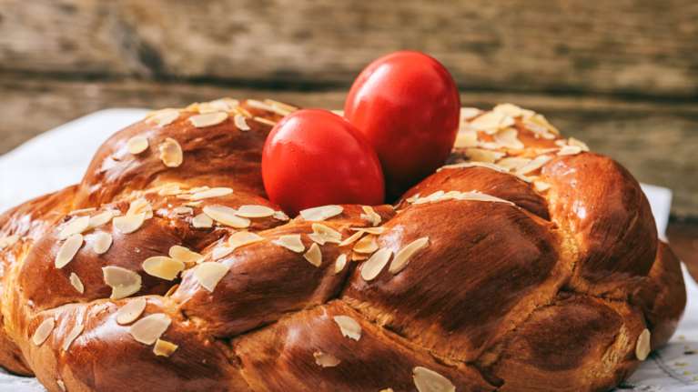 Μυρωδάτο και αφράτο πολίτικο τσουρέκι από τον Στέλιο Παρλιάρο - Ολη η συνταγή