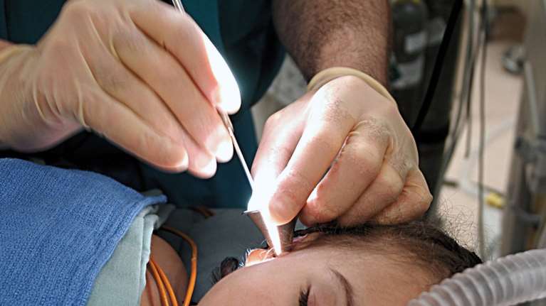 Κορονοϊός: Μόνιμη απώλεια ακοής ενδέχεται να προκαλεί ο ιός