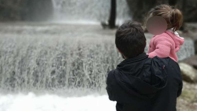 Τρίκαλα: Τι είπε η 4χρονη για τον εφιάλτη στα χέρια του αστυνομικού πατέρα της - &quot;Με πείραξε ο μπαμπάς&quot;