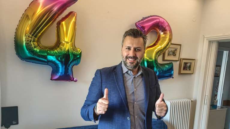 Γενέθλια για τον Γιάννη Καλλιάνο - Μίνι... πάρτι στο γραφείο του με μάσκες και κεράκια [εικόνες]