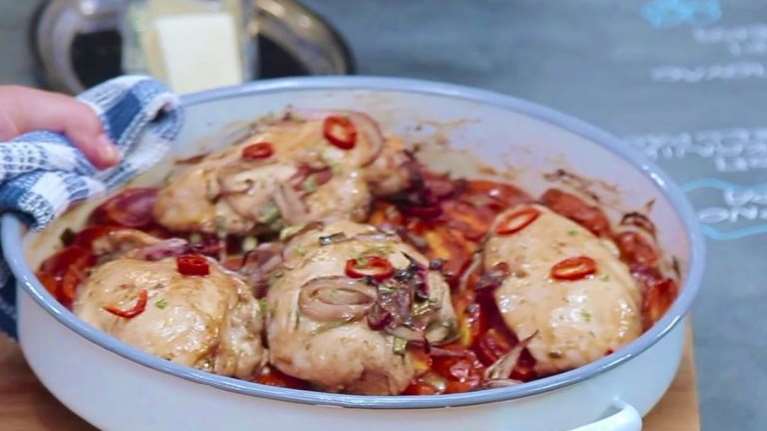 Συνταγή της Αργυρώς Μπαρμπαρίγου: Φιλέτο κοτόπουλο στο φούρνο με ντοματίνια και γραβιέρα