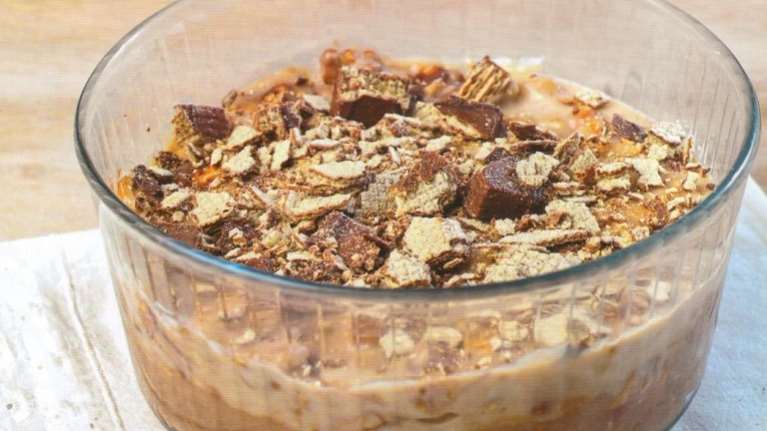 Συνταγή της Αργυρώς Μπαρμπαρίγου: Εύκολο γλυκό ψυγείου με πτι μπερ