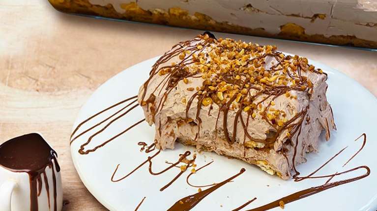 Συνταγή της Αργυρώς Μπαρμπαρίγου: Τρομερό γλυκό ψυγείου με μπισκότα και πραλίνα