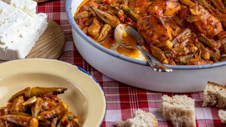 Συνταγή της Αργυρώς Μπαρμπαρίγου: Κοτόπουλο με μπάμιες