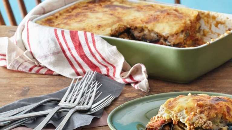 Συνταγή της Αργυρώς Μπαρμπαρίγου: Μουσακάς με ψητά λαχανικά και ελαφριά κρέμα