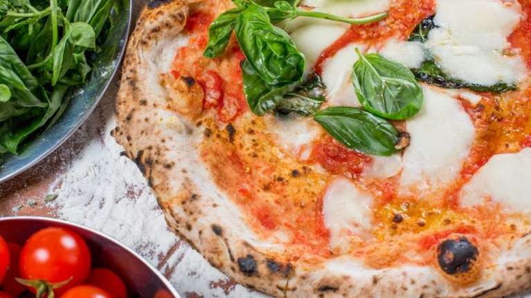 Συνταγή της Αργυρώς Μπαρμπαρίγου: Πίτσα χωρίς γλουτένη