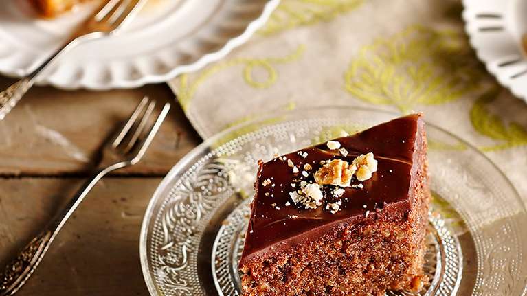 Συνταγή της Αργυρώς Μπαρμπαρίγου: Πανεύκολη, σιροπιαστή και αφράτη καρυδόπιτα