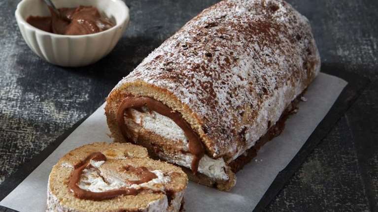 Συνταγή της Αργυρώς Μπαρμπαρίγου: Απίθανος κορμός με γέμιση πραλίνα